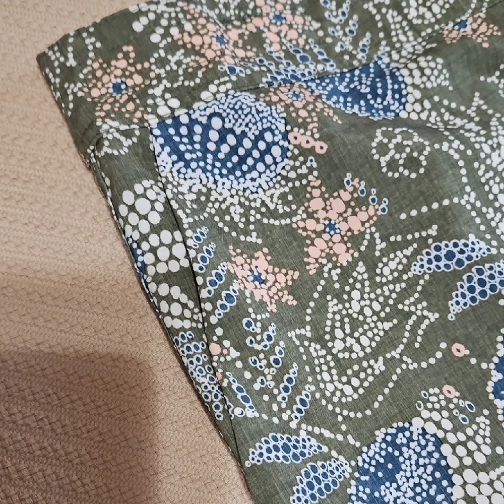 Ripskirt Hawaii Olive, Blue, White, Peach Pattern Size Large- Length 3 - Picture 4 of 11